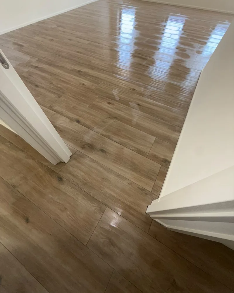 Woonkamer met houtlook vloertegels