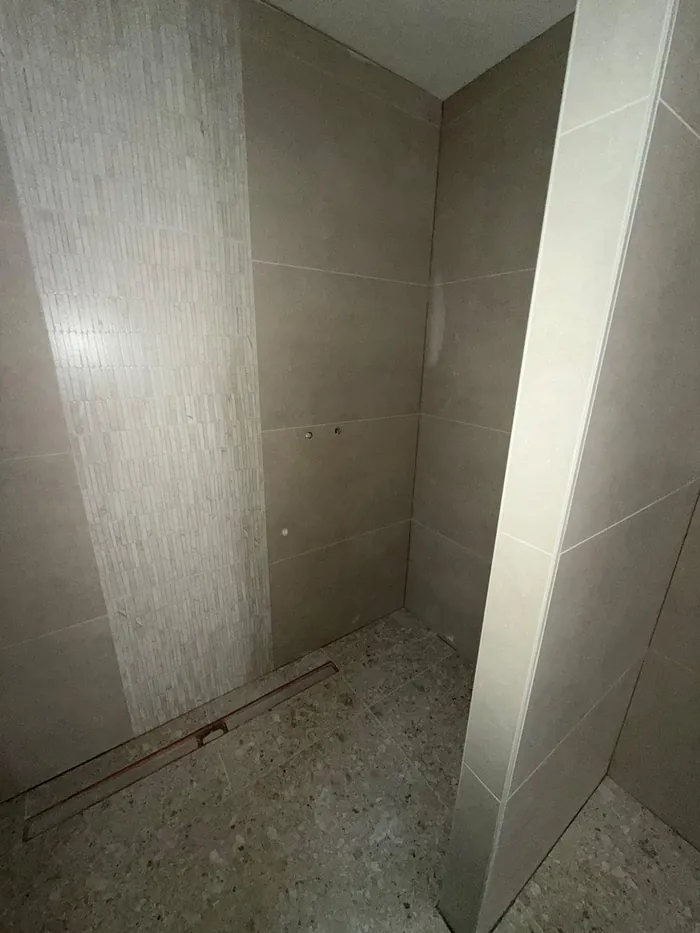 Douchewand met een staande mozaïekstrook