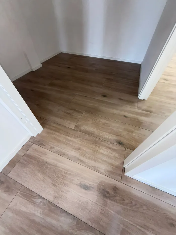 Houtlook vloer, doorgelegd door de deuren