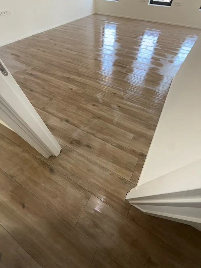 Houtlook vloertegels in een woonkamer