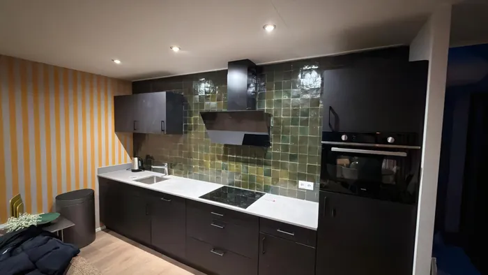 Keuken met groene tegelwand tot aan het plafond