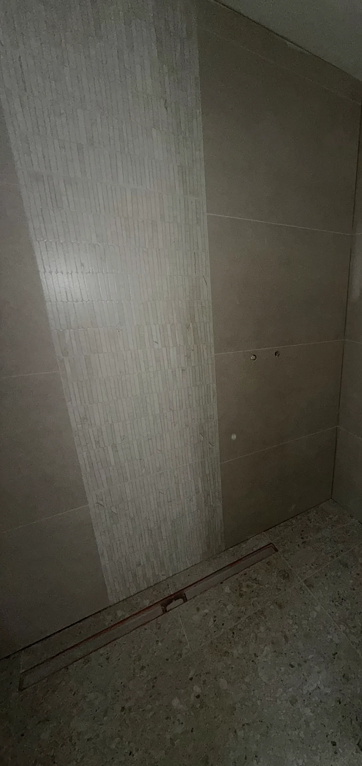 Douchewand met een staande mozaïekstrook
